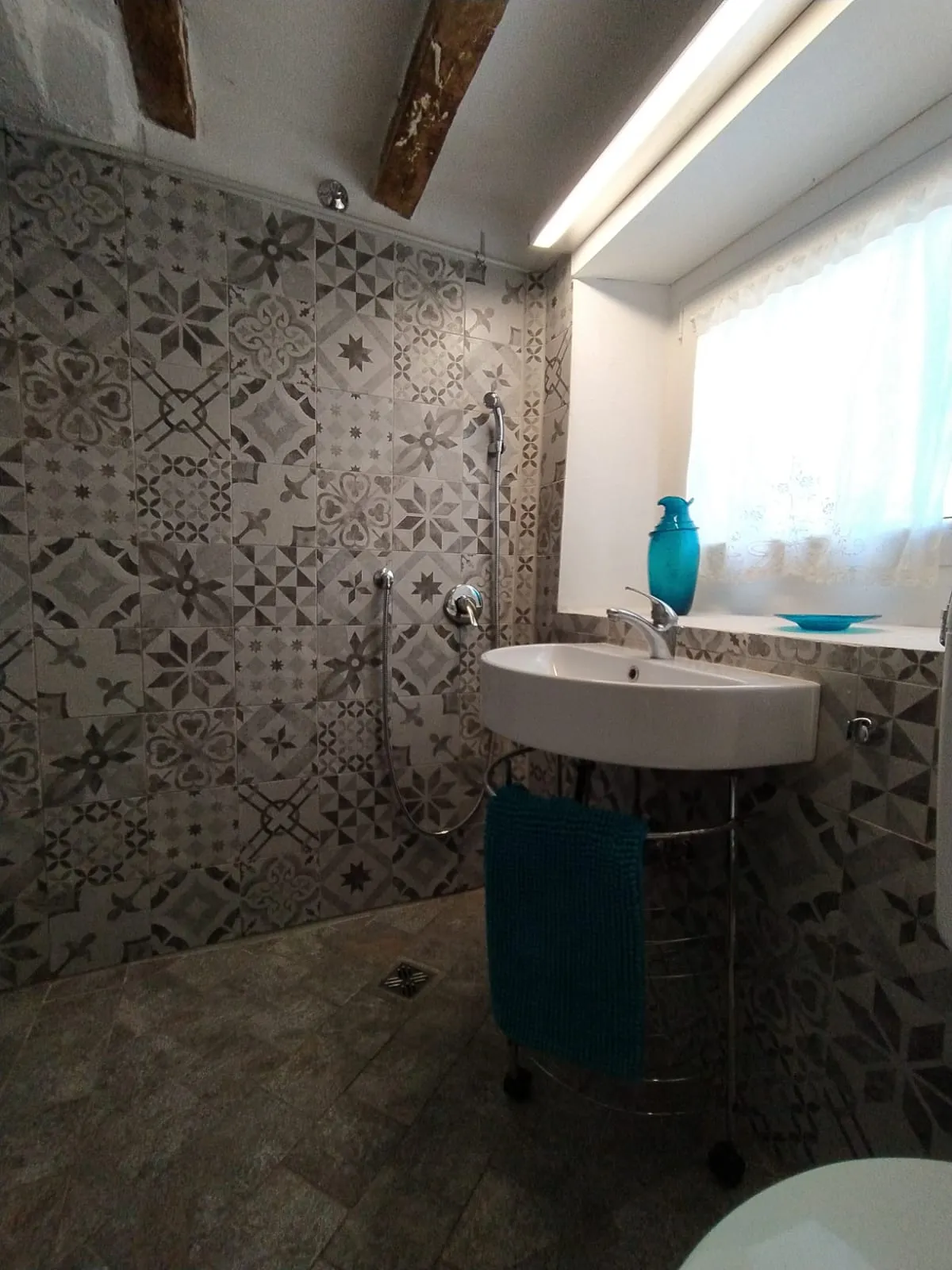 Bagno con cementine decorate in bianco e nero