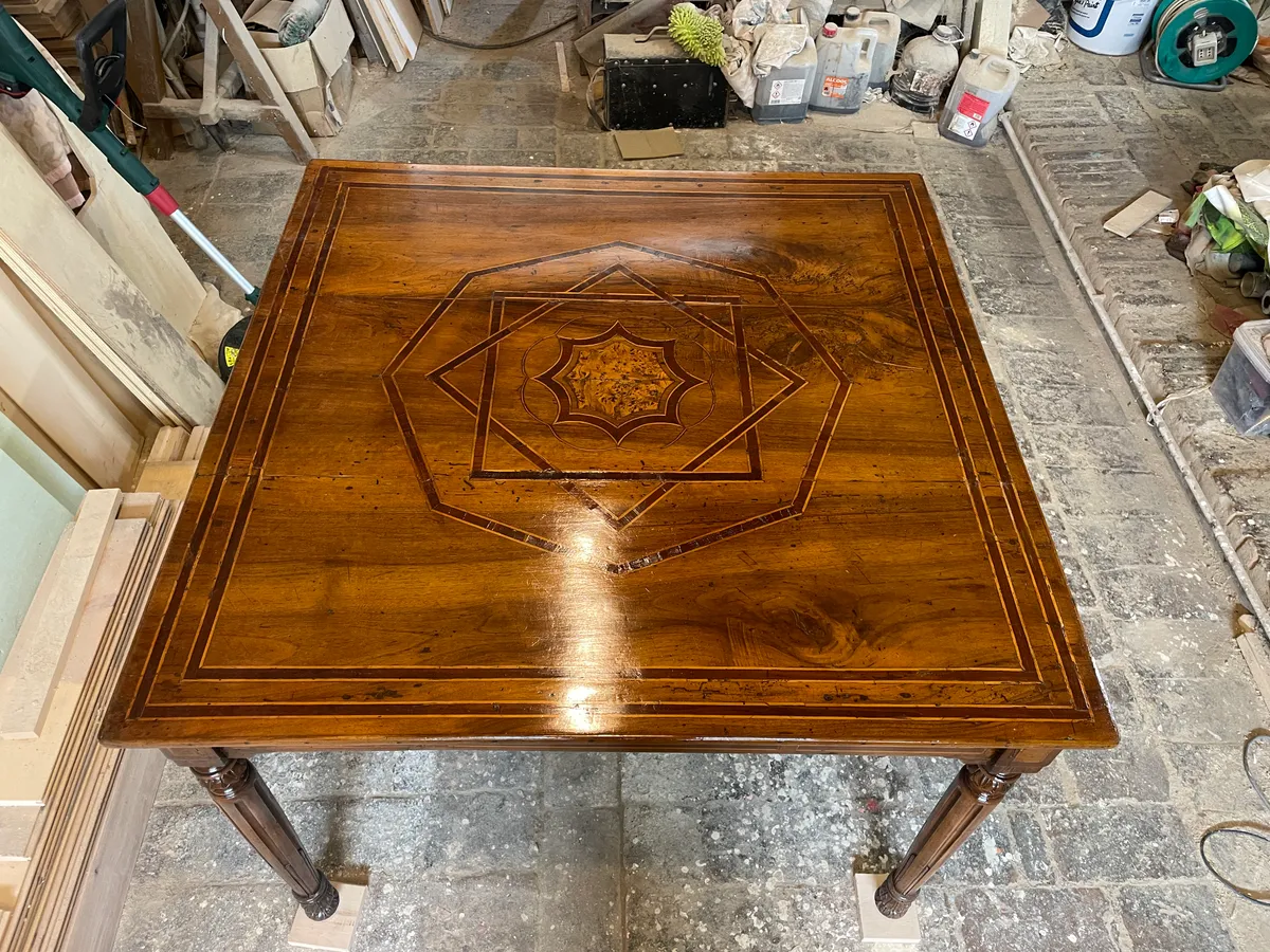 Piano di tavolo con intarsi geometrici restaurato